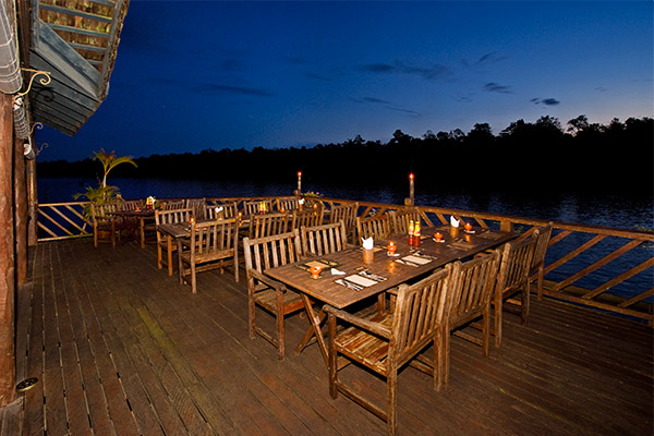 Dinner at Melapi Restaurant while enjoying the sunset scenery