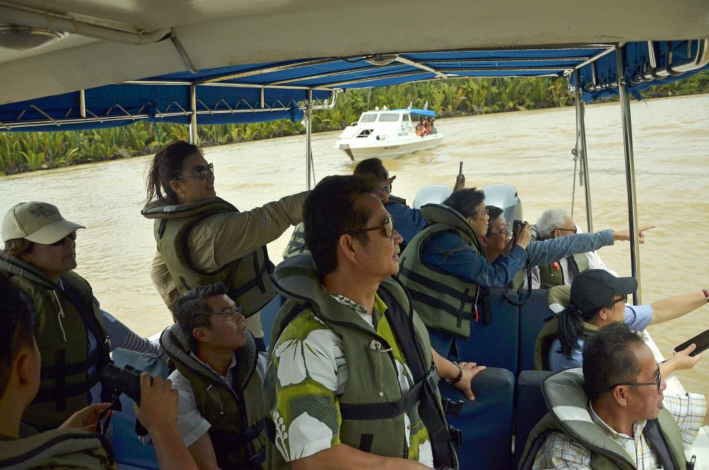 Guests wildlife sighting while on a speedboat journey to Sukau Rainforest Lodge